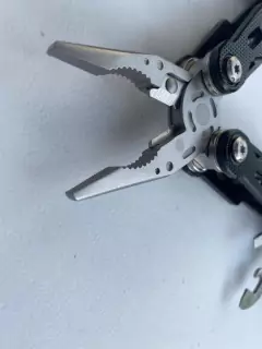 Imagen de Pinza Multiuso Venado De Acero Inox Antideslizante Con Funda