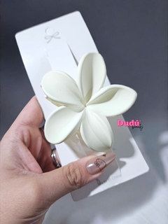 Broche flor hawaiana blanca matte