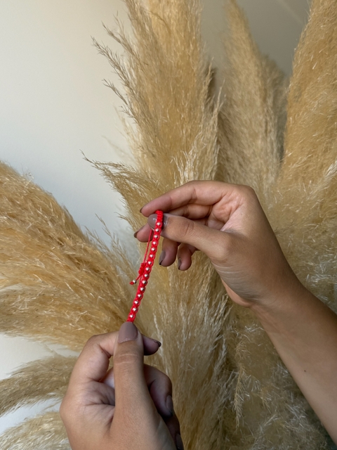 Pulsera Hilo Rojo Con Bolitas de acero quirúrgico blanco - comprar online