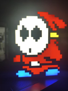 Luminária pixel art shy Guy super Mario na internet
