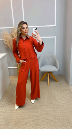 Conjunto camisa e calça vermelho na internet
