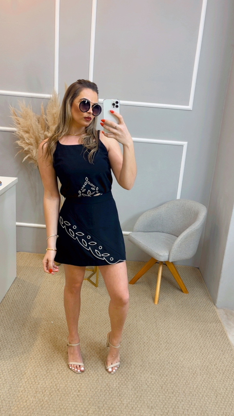 Short/saia c/ bordado preta P