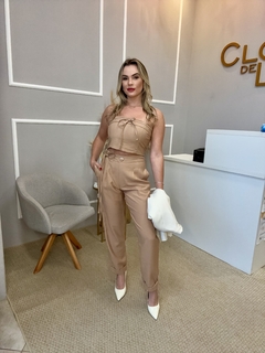 Conjunto cropped e calça bege P