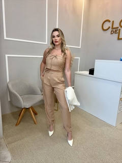 Conjunto cropped e calça bege P na internet