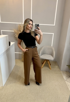 Calça alfaiataria wide marrom na internet