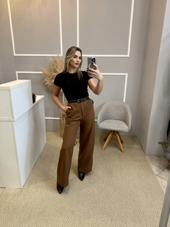 Calça alfaiataria wide marrom