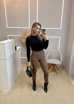 Blusa em modal básica preta M na internet