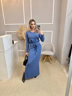 Conjunto blusa e saia azul na internet