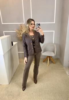 Blazer Gatabakana resinado marrom na internet
