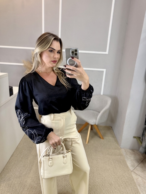 Blusa Gatabakana bordada acetinada preta M