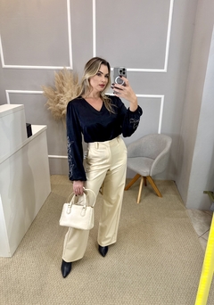Blusa Gatabakana bordada acetinada preta M na internet
