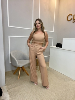 Calça alfaiataria pantalona camel - loja online
