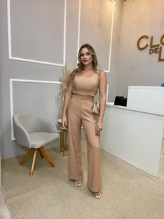 Calça alfaiataria pantalona camel