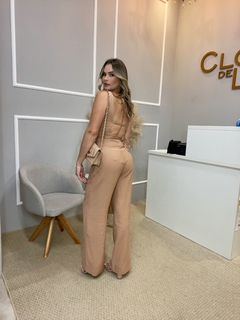 Calça alfaiataria pantalona camel - comprar online