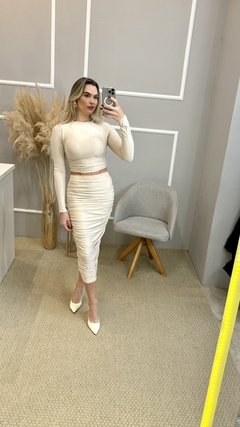 Conjunto blusa e saia nude U