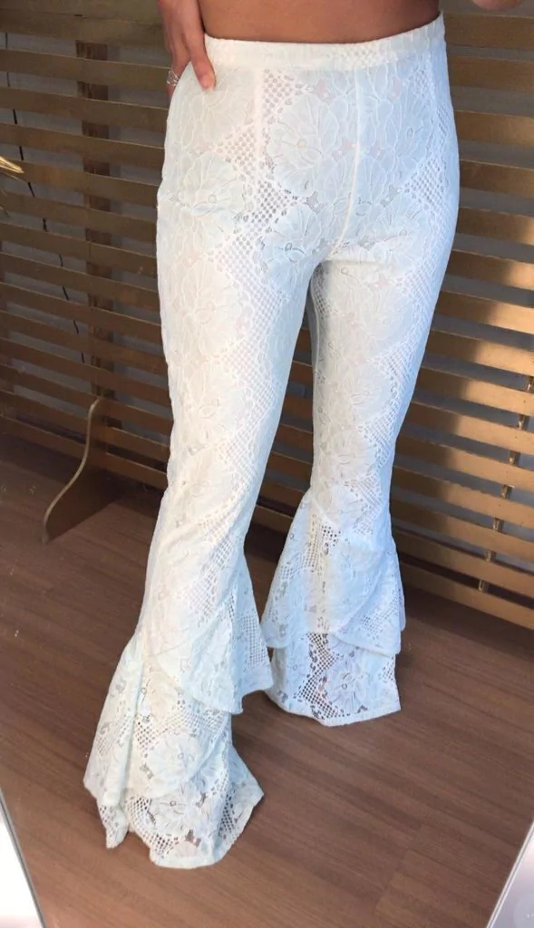 Calça flare renda