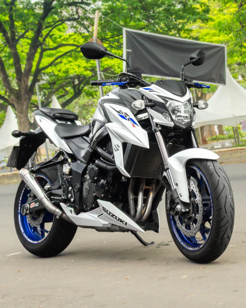 SUZUKI GSX S 750