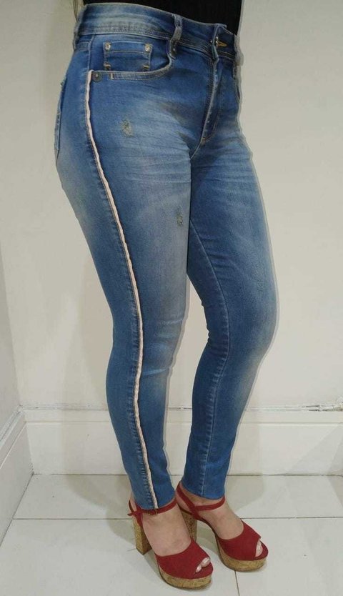 Calça jeans com detalhe vies lateral