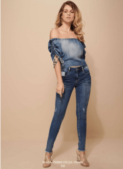 Calça super skinny nervura a fio com detalhe ilhós e couro