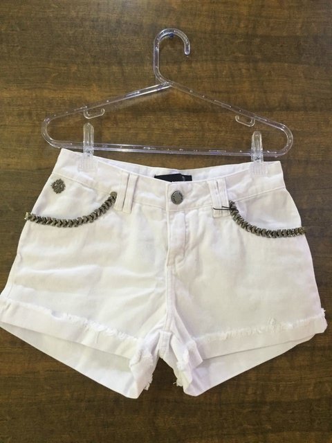 Short com bordado nos bolsos