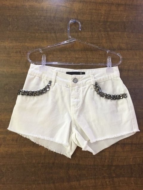 Short com pedraria nos bolsos