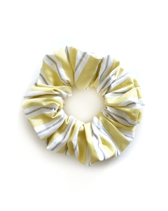 scrunchie amarelo com cinza na internet