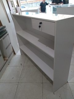 Balcão caixa MDF Branco com faixas vermelha .cód BLB