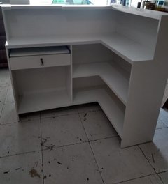 Balcão Mdf Branco Com Gaveta E Mesa Para Teclado Com Frisos Na Frente