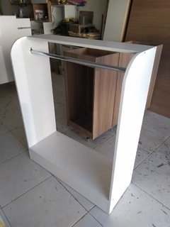 Balcão central c/ arara MDF Branco s/ vidro.cód 84366 - comprar online