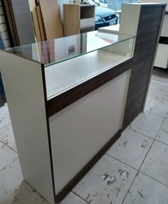Balcão Caixa MDF Branco Com Vidro Detalhes Amadeirado.Cód EYKK - comprar online