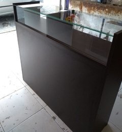 Balcão caixa MDF Tabaco com tampo de vidro.cód MRI1