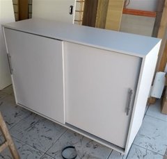 Armário Mdf Branco Com Duas Portas De Correr C/ Rodízios