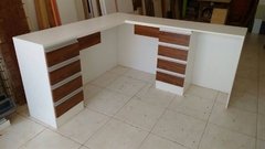 Mesa em L MDF branco com gavetas MDF amadeirado