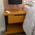 Mesa de Cabeceira Infantil JB 1010 com Carregador USB 1 Gaveta e Pés Industriais em Madeira Maciça - JB Bechara - ALFAIA DECOR - MÓVEIS A PRONTA ENTREGA