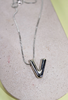 Inicial V plateada - picaresca accesorios