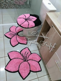 JOGO DE BANHEIRO 3 PEÇAS - HIBISCO - Carmem Tapetes Frufru 