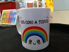 taza los odio a todos (arco iris)
