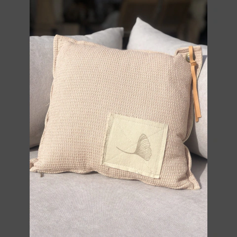 Almohadon Nido 40x40 con tirador de cuero