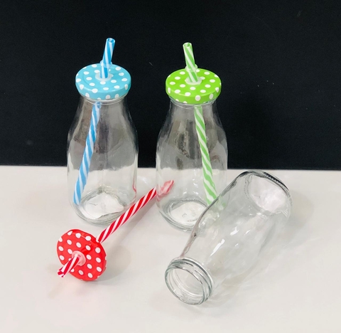 BOTELLA CON TAPA Y SORBETE