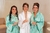 Robe Madrinhas Curto verde claro com vies off - Le Charm - Pijamas e Robes em Cetim Toque de Seda - Loja Oficial