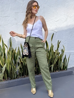 Calça Cenoura Linho Regina - Verde - comprar online