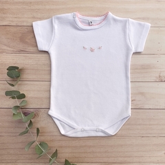 Body manga corta blanco con rosa (flor)