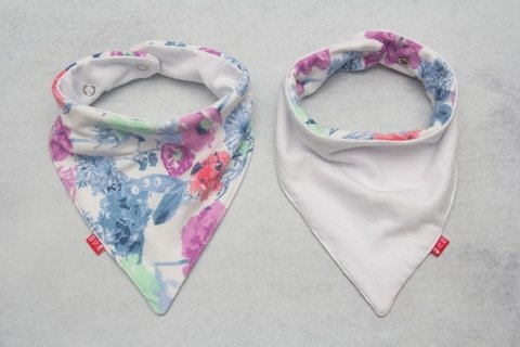 BABERO REVERSIBLE ESTAMPA FLORES LILAS Y AZULES