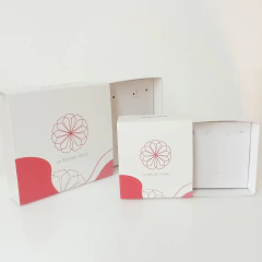 Colar Laroiê Maria Navalha prateado-Baralho e Botão de Rosa