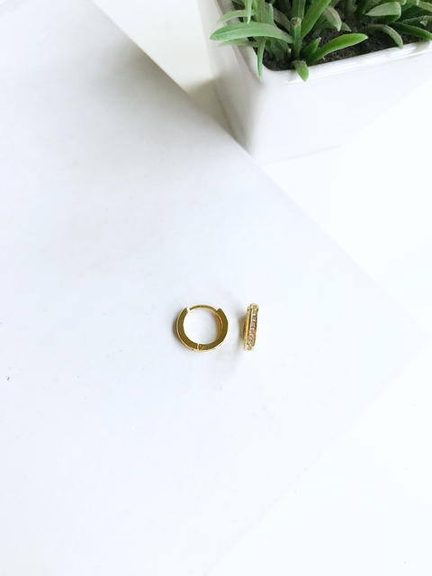 Argola cravejada 1 fila m-banhada a ouro amarelo