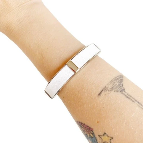 Pulseira Bracelete metal com detalhe em Couro dourado - Le Rouge Joias