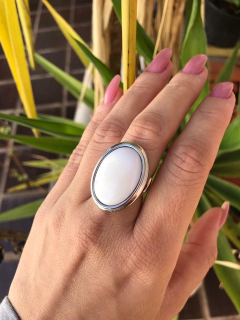 Anel com pedra natural oval g- banhado a ródio branco
