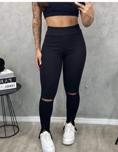 Calça Skiny aberta no joelho