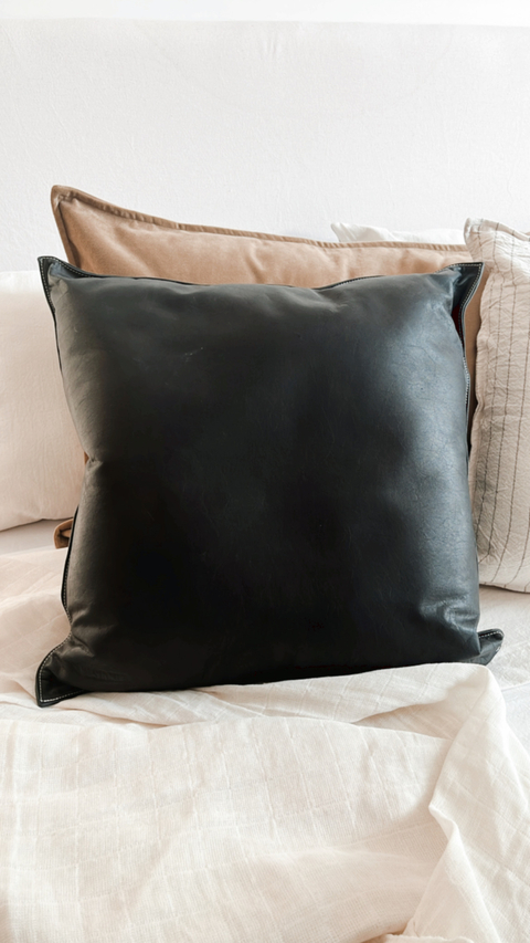 ALMOHADON CUERO NEGRO