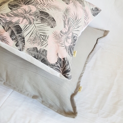 Almohadón hojas rosa y gris - La bacana deco
